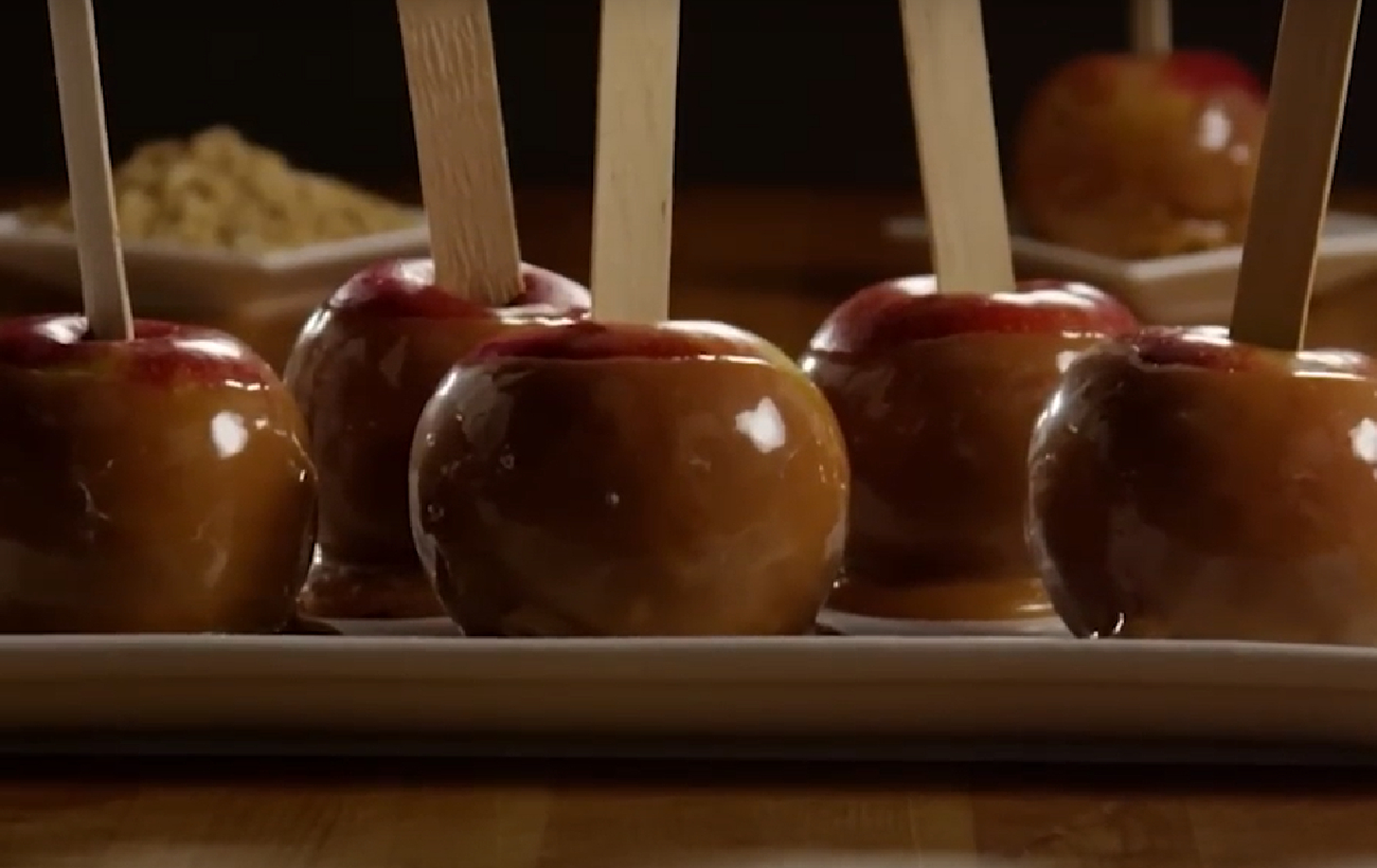 Карамелизированные яблоки к Хэллоуину: 2 способа приготовления обязательной вкусности к празднику